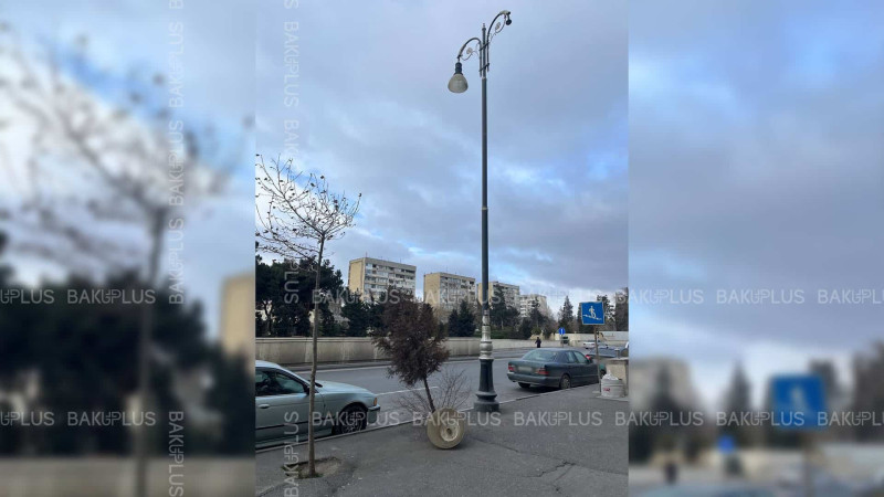 Atatürk prospektində güclü külək elektrik dirəyini qırıb