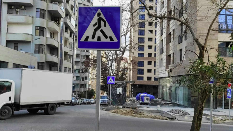 Nəsimi rayonunda yeni yol nişanları quraşdırılıb