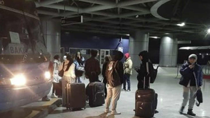 Türkiyədən təxliyə edilən Azərbaycan vətəndaşlarının olduğu 3 avtobus Bakıya gəlib
