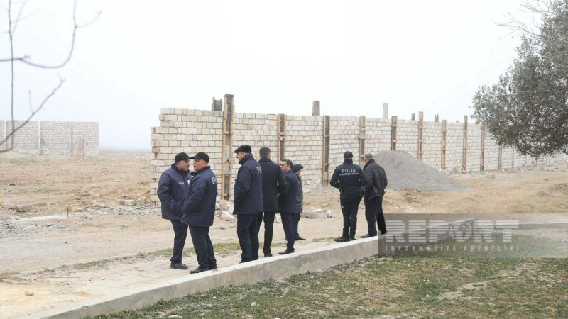 Bakıda dəniz qırağında inşa edilən tikili sökülür