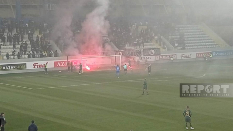 “Qarabağ” - “Neftçi” derbisində azarkeşlər və futbolçular mübahisə ediblər