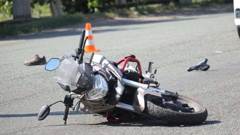 Suraxanıda motosikletçi vurulub