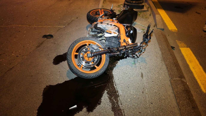 Sabunçu rayonunda motosiklet maneəyə çarpılıb
