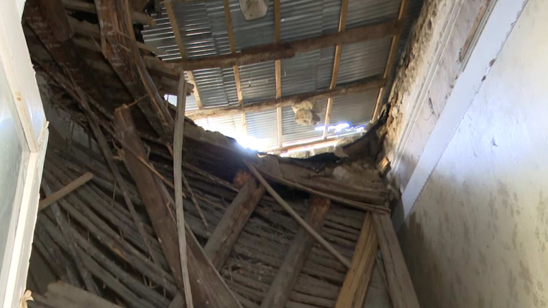 Nərimanov rayonunda sakinlər tavanı uçmuş binada yaşamağa məcburdurlar