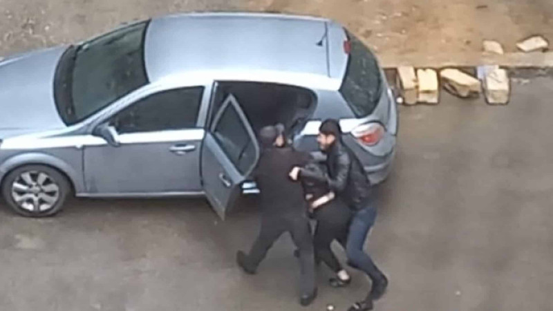 Bakıda 3 nəfər zorla qızı qaçırıb - VİDEO