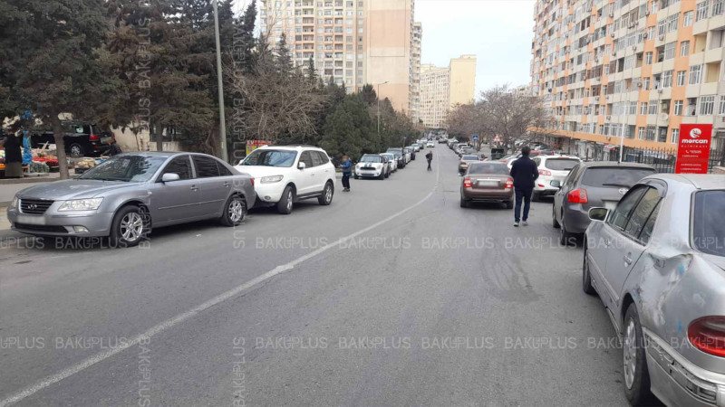 Nəsimi: piyada səkisi avtomobil parkinqinə çevrilib