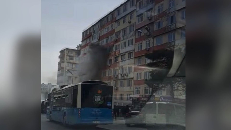 Binəqədidə doqquzmərtəbəli yaşayış binası yanır - VİDEO - YENİLƏNİB