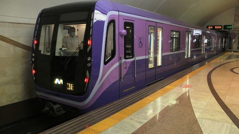 Metroda adam ölüb