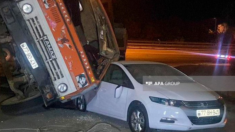 Bakıda yük maşını digər avtomobilin üzərinə aşıb