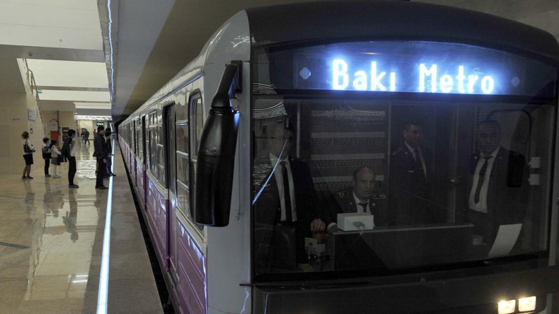 Bakı metrosunda qatarın altına adam düşüb