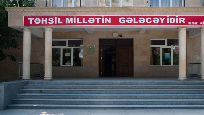 Bakıdakı məktəbdə şagird sinif yoldaşını bıçaqla hədələyib