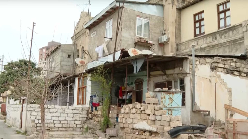 Nəsimi rayonunda yol çəkilişi zamanı zədə almış evlərdə hələ də insanlar yaşayırlar