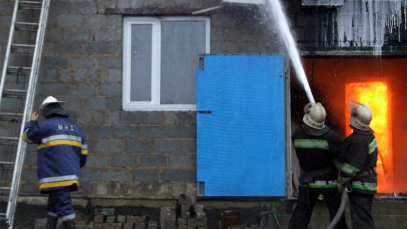 Nərimanov rayonunda 3 otaqlı ev yanıb