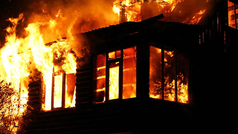 Paytaxtda 2 mərtəbəli evdə yanğın baş verib