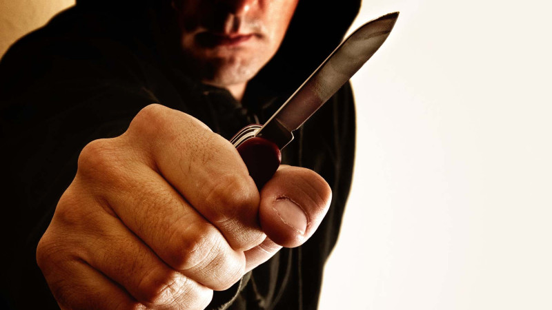 Şüvəlan qəsəbəsində sərnişin taksi sürücüsünü bıçaqla hədələyib