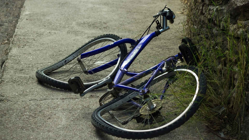 Bakıda velosipedçi ata və qızı avtomobil vurub