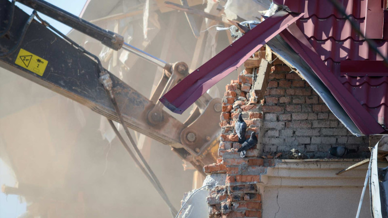 Bakıda ev sökülür, orada hələ də sakinlər var