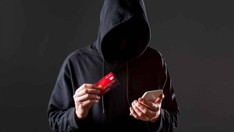 Bakı sakininin bank hesabından pullar oğurlanıb