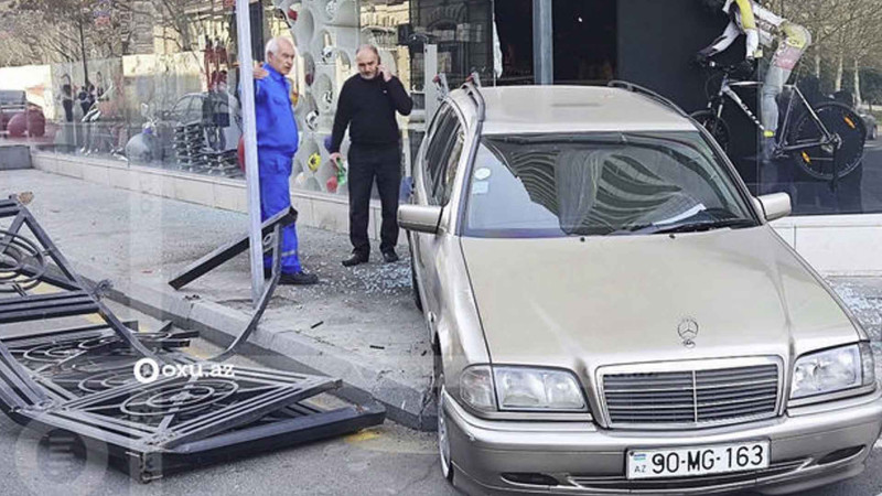 Bakıda avtomobil ticarət mərkəzinin vitrininə girib