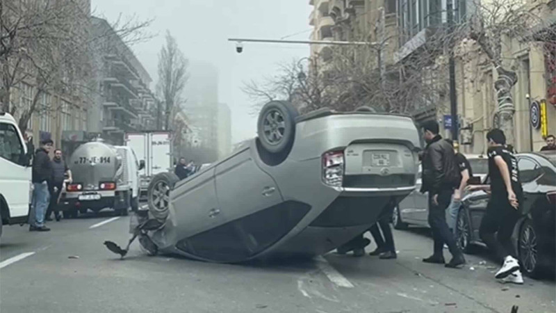 Bakının mərkəzində “Prius” aşıb-YENİLƏNİB