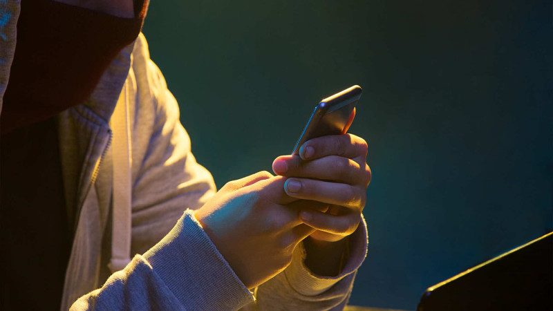 Nərimanovda mağaza satıcısının mobil telefonu oğurlanıb