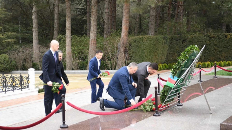 Rusiya Dövlət Dumasının nümayəndə heyəti Fəxri xiyabanı və Şəhidlər xiyabanını ziyarət edib
