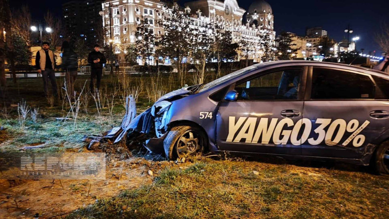 Bakıda “Prius” idarəetməni itirərək parka girib
