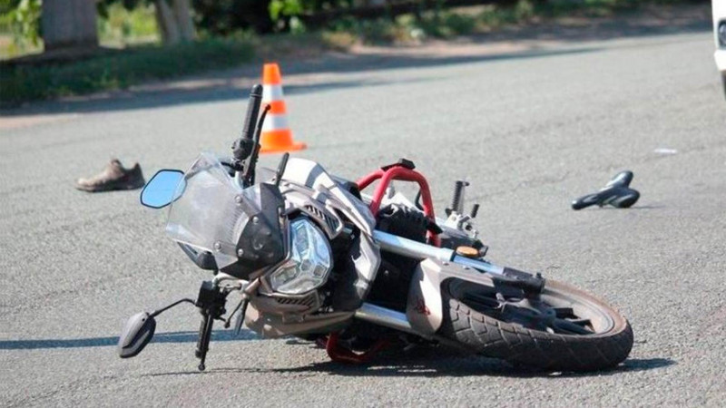 Pirallahı rayonunda avtomobil motosikletlə toqquşub