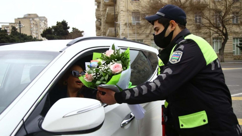 Bakının polisləri xanımları təbrik ediblər