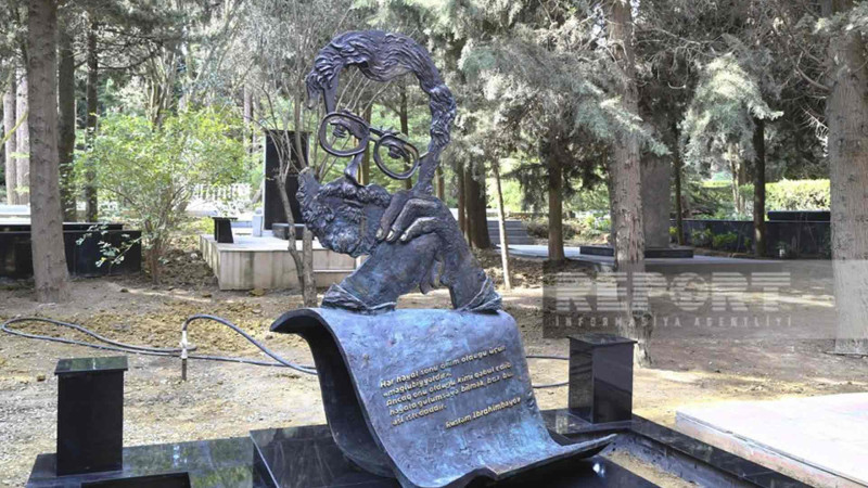 Rüstəm İbrahimbəyovun xatirəsinə abidə inşa edilib