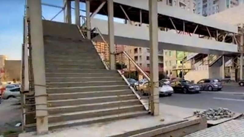 Bakıda qeyri-qanuni piyada keçidinin tikintisi davam edir