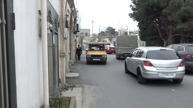 Keşlə qəsəbəsində sakinlərin evləri birbaşa avtomobil yoluna çıxır