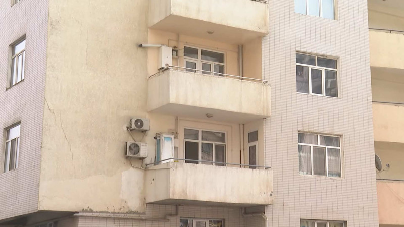 Yasamalda 17 mərtəbəli bina qəzalı vəziyyətə düşüb