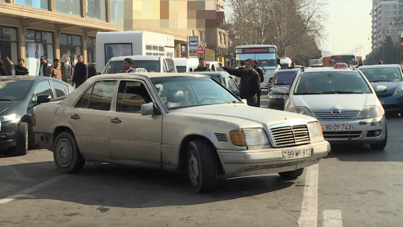 Xətai rayonunda taksi sürücüləri 3 zolağı zəbt ediblər