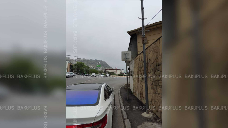 “20-ci sahə”nin dairəsində piyada keçidi nişanı əks-istiqamətə çevrilib