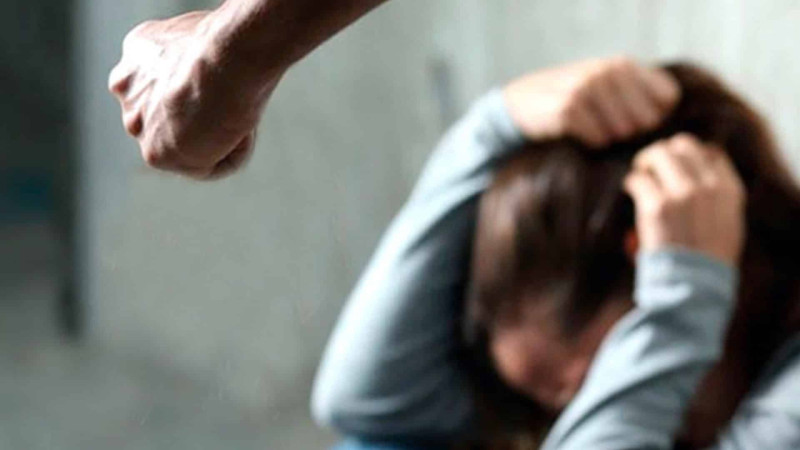Bakıda oğlan özündən yaşca böyük sevgilisini döyüb