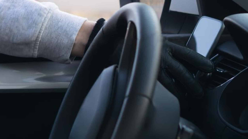 Avtomobildən mobil telefon oğurlayan keçmiş məhkum tutulub