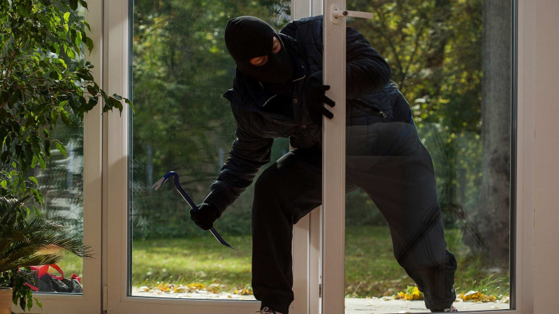 Şüvəlanda 7000 manatlıq məişət əşyaları və heykəltaraşlıq avadanlıqları oğurlanıb