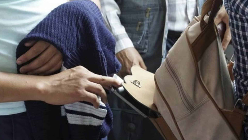 Bakı metrosunda vətəndaşdan telefon oğurlanıb