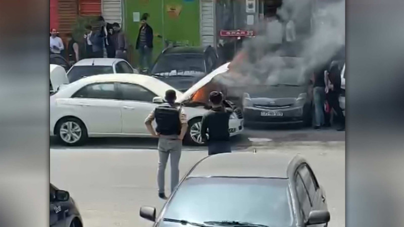 Nərimanovda “Mercedes” yanıb