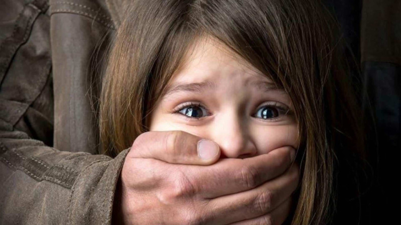 Azyaşlı qızına təcavüz etməkdə təqsirli bilinən atanın məhkəməsi başlayır