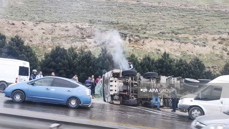 Bakı dairəvi yolunda yük maşını aşıb