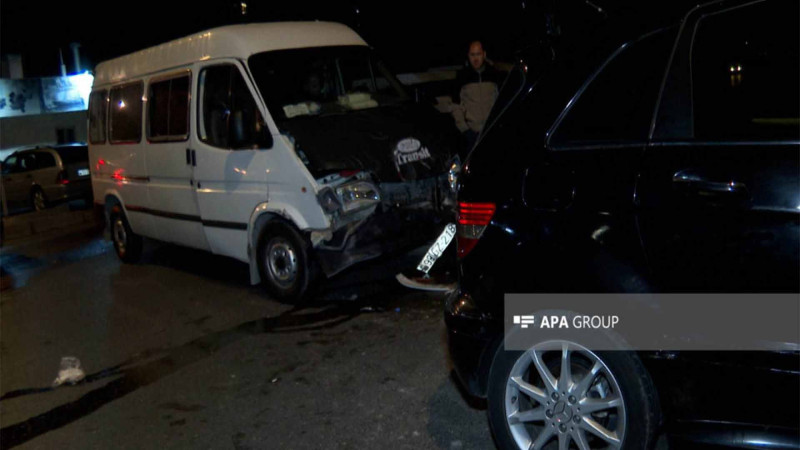 Bakıda mikroavtobus minik avtomobili ilə toqquşub