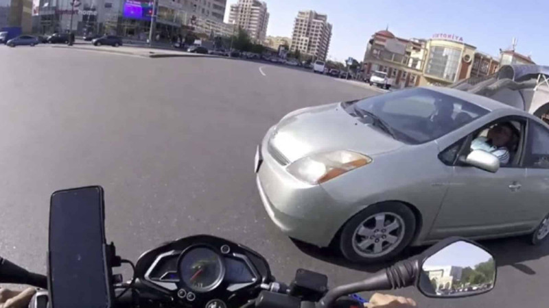 Ukrayna dairəsində qəza: qaydaları pozan “Prius” motosikletçini vurub