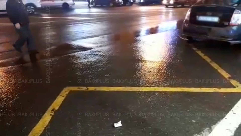 “Memar Əcəmi”də küçəni kanalizasiya suları basıb