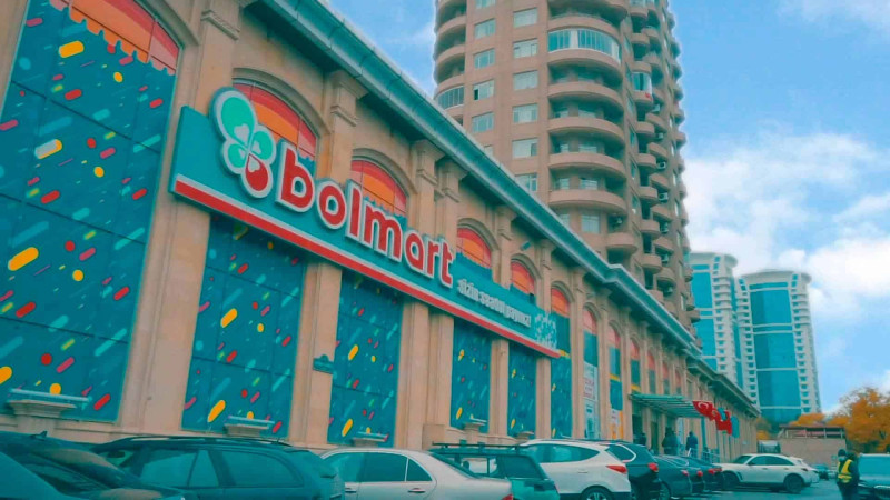 Bakıdakı supermarket öz parkinq ərazisini pullu elədi
