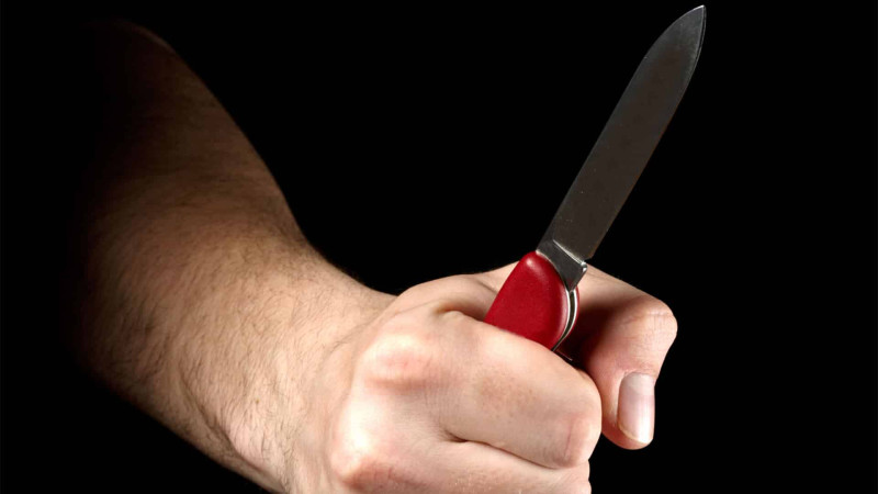 Xəzərdə yaşlı kişi tanışları tərəfindən bıçaqlanıb