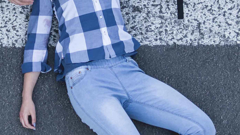 Xətaidə avtomobil sərxoş vəziyyətdə yolu keçən qadını vurub