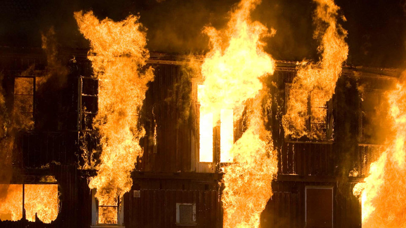 Xəzər rayonunda iki ev yanıb