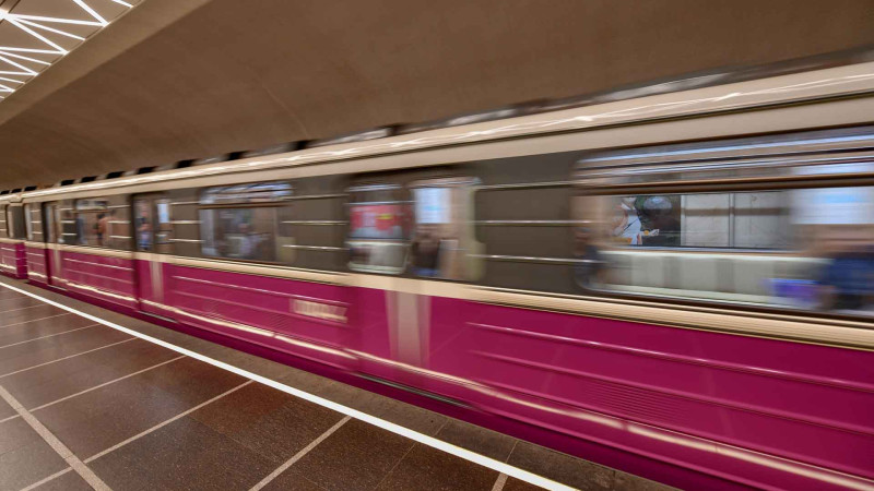 Metroda qadının halı pisləşib